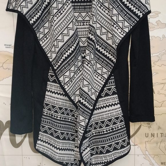 EN CREME AZTEC PRINT structurd Size M. Black and White Geometric Cardigan - Picture 4 of 8